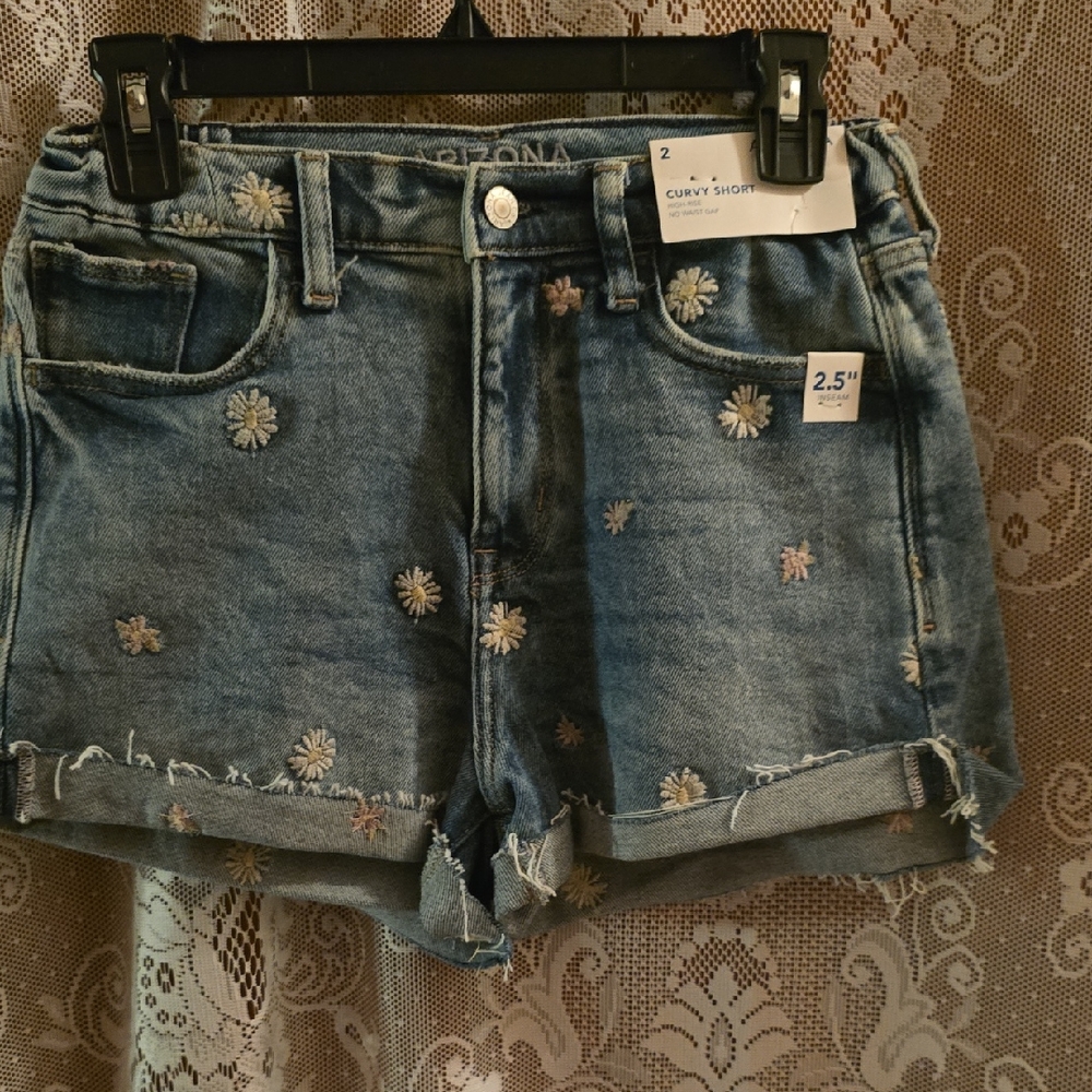 New Arizona Jean Co. Womens Size 2 Daisy Embroidered Curvy‎ Denim Short Shorts